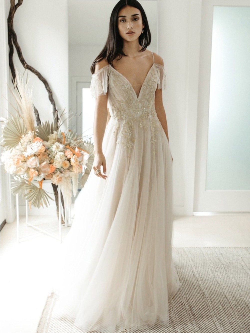 Off-Shoulder V-Neck Tulle Wedding Dress in Champagne